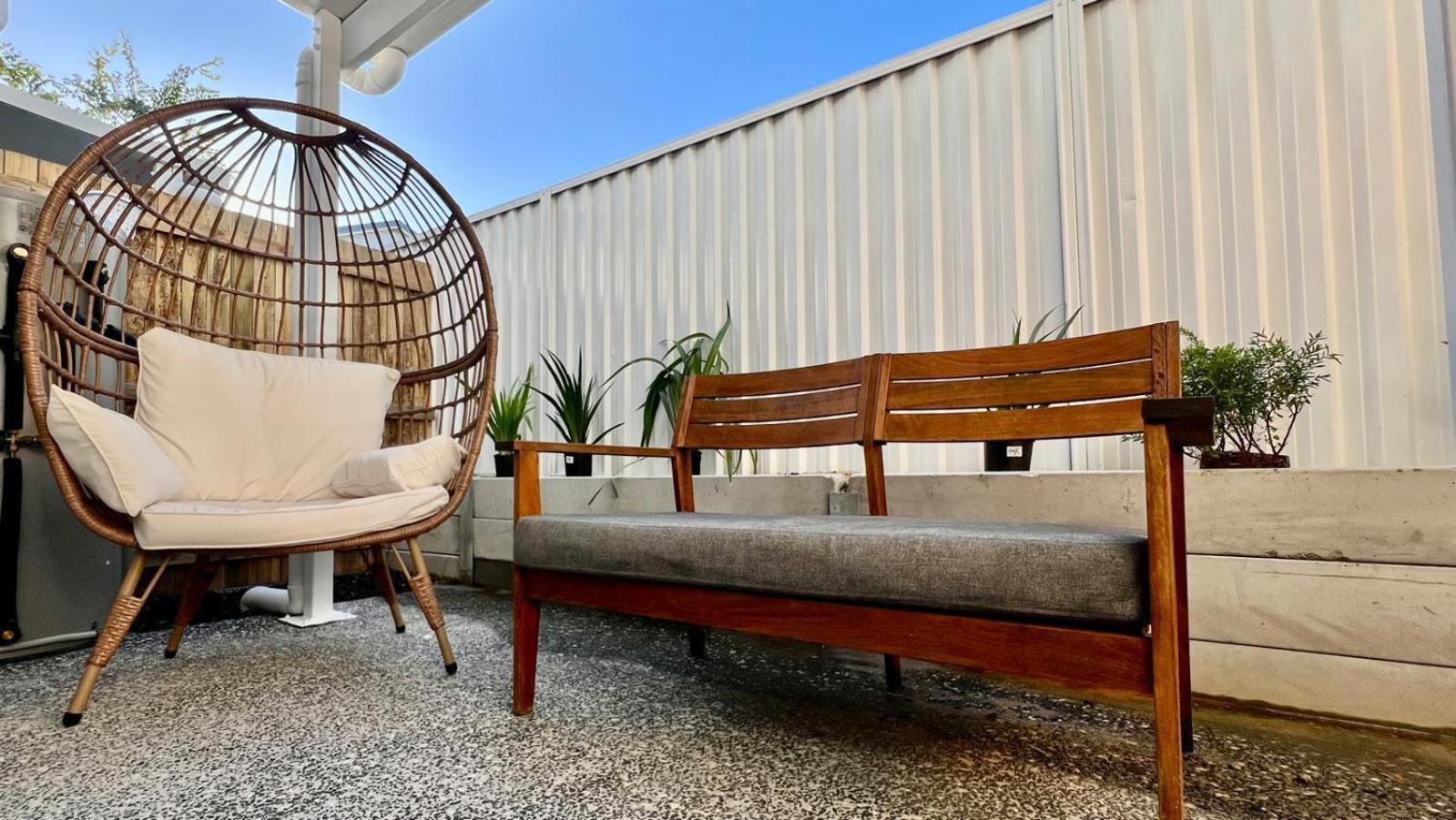 Stylish Retreat Horses & Coastal Charm Apartment Redcliffe