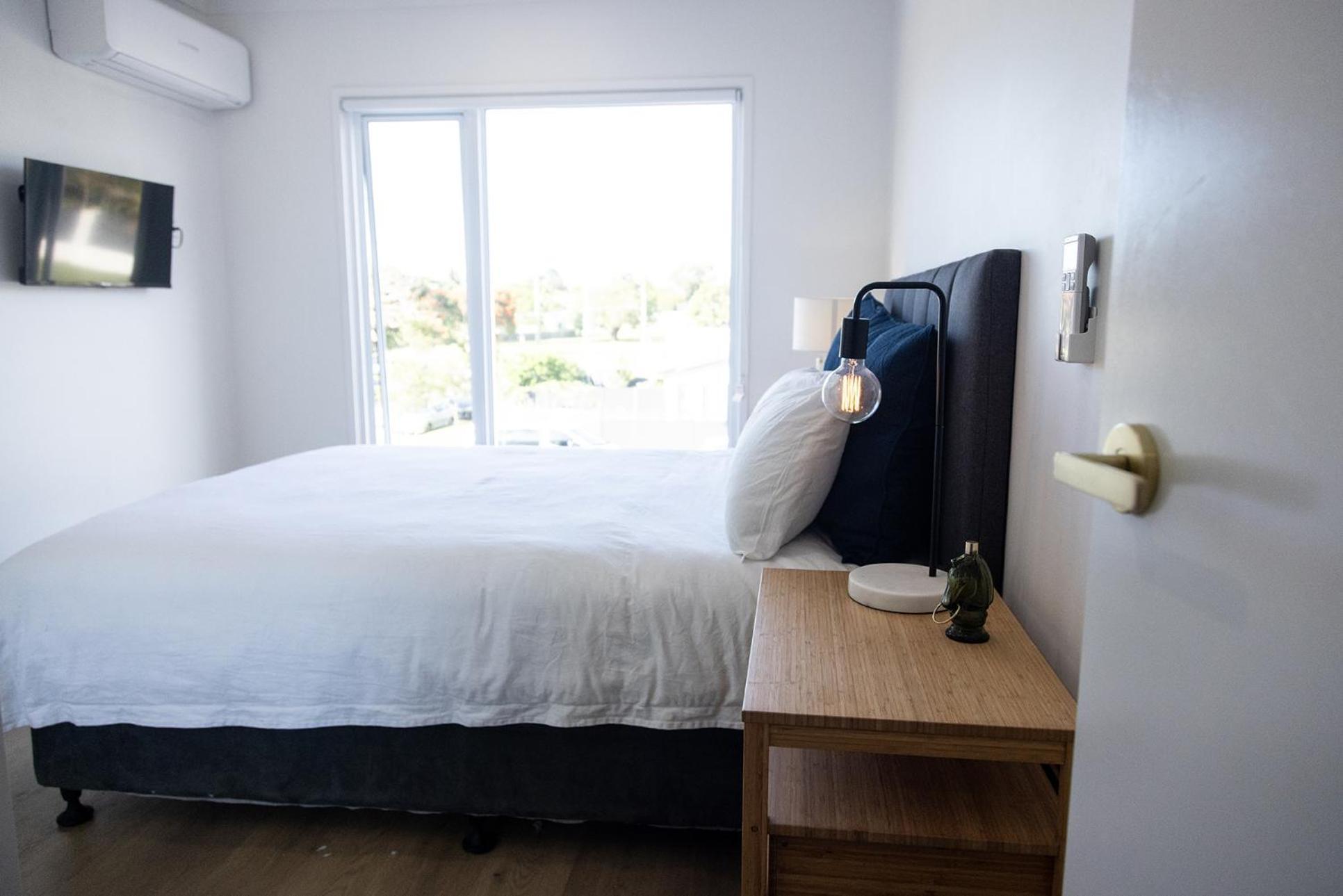 Stylish Retreat Horses & Coastal Charm Apartment *