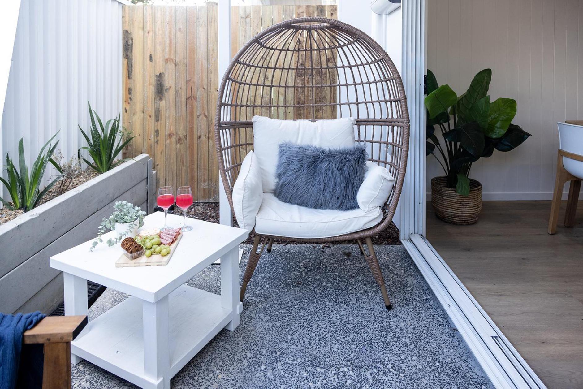Stylish Retreat Horses & Coastal Charm